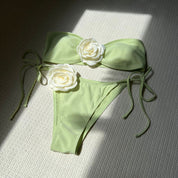 Traje de baño strapless con detalle de flor