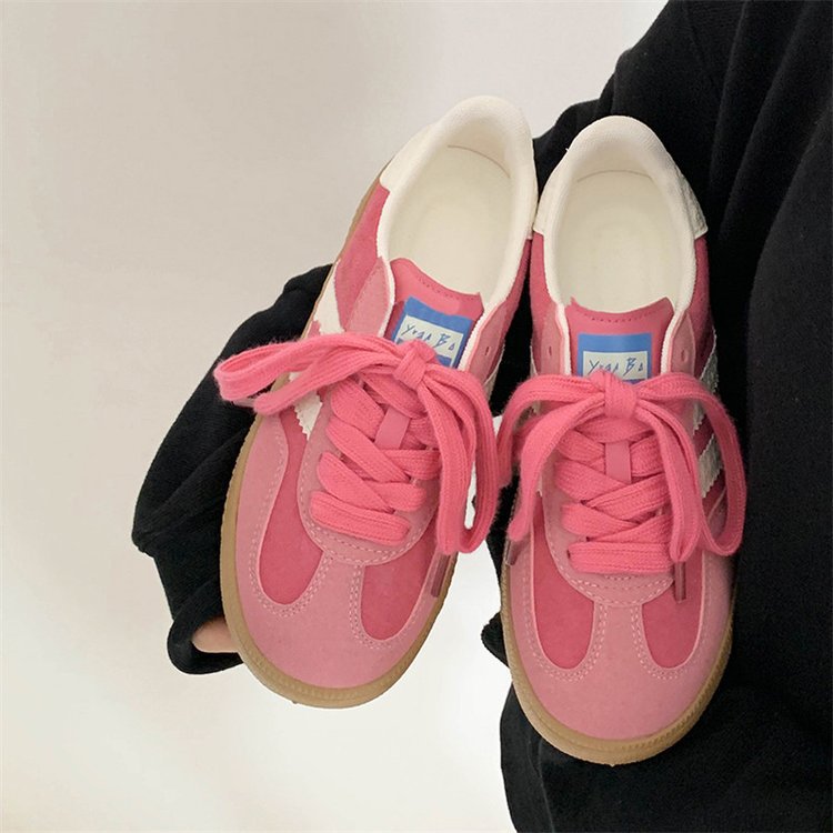 Sneakers casuales con líneas