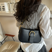 Cartera con hebilla grande