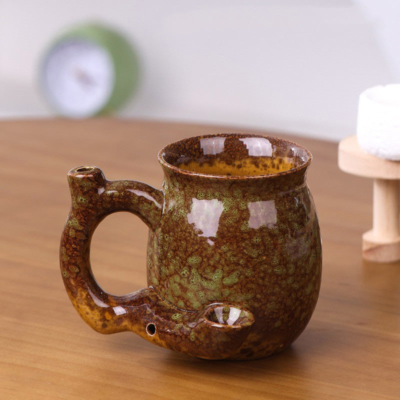 Taza de cerámica con pipa integrada