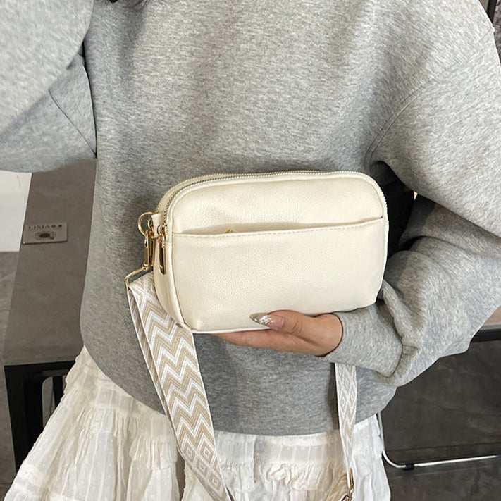 Mini bolso crossbody con correa ancha estampada