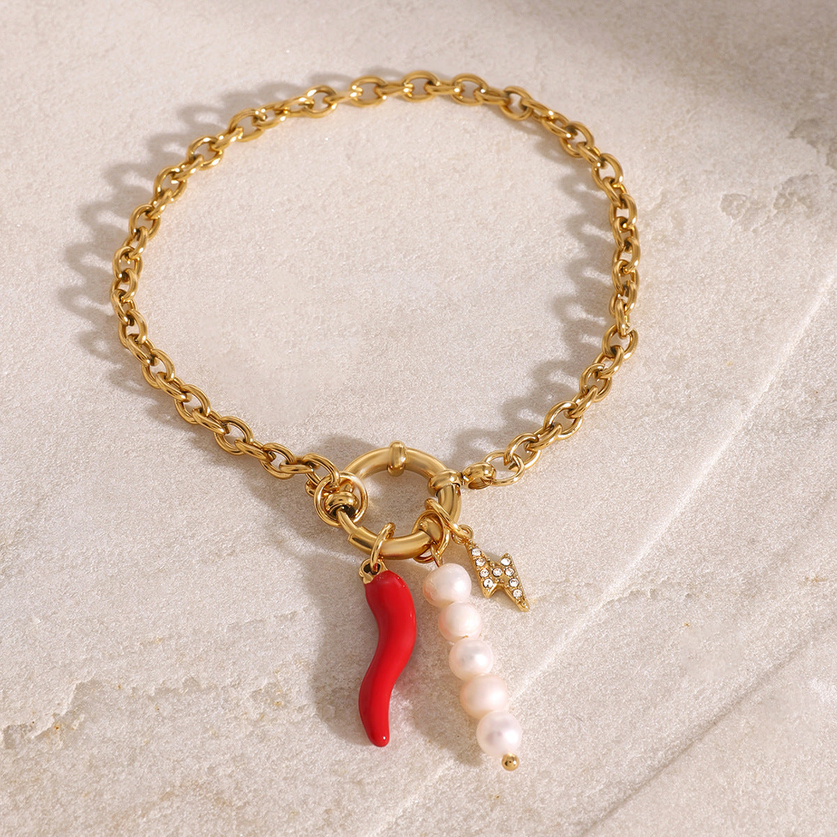 Pulsera dorada con dije - Dressygt