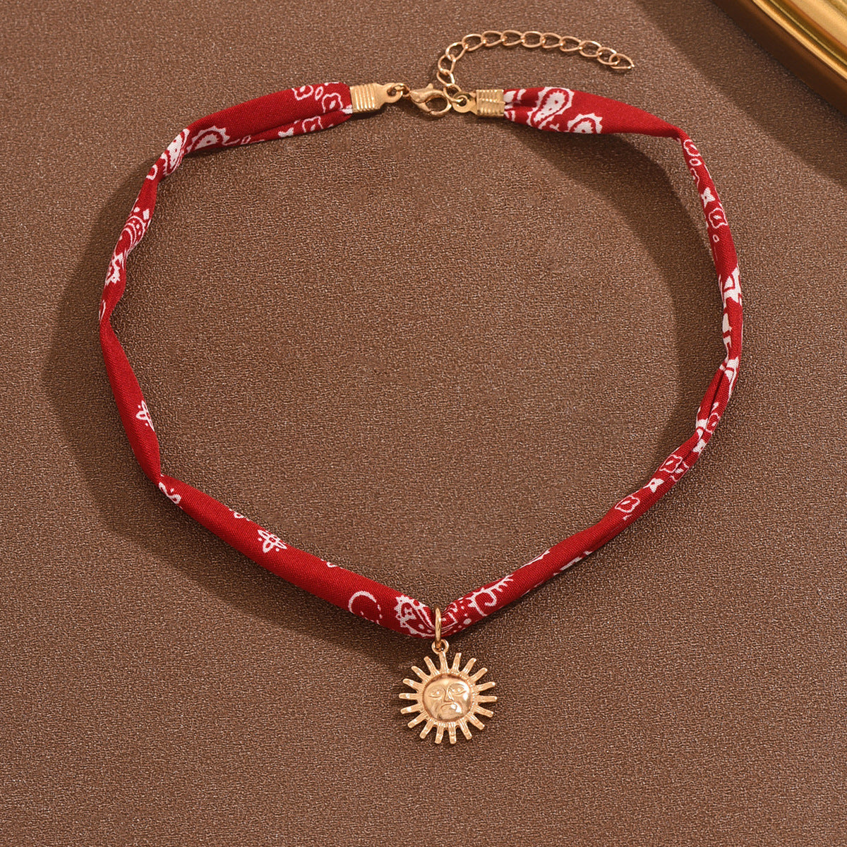 Collar choker con pañuelo rojo y dije sol dorado - Dressygt