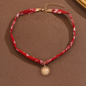 Collar choker con pañuelo rojo y dije sol dorado - Dressygt
