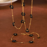Pulsera dorada con flores