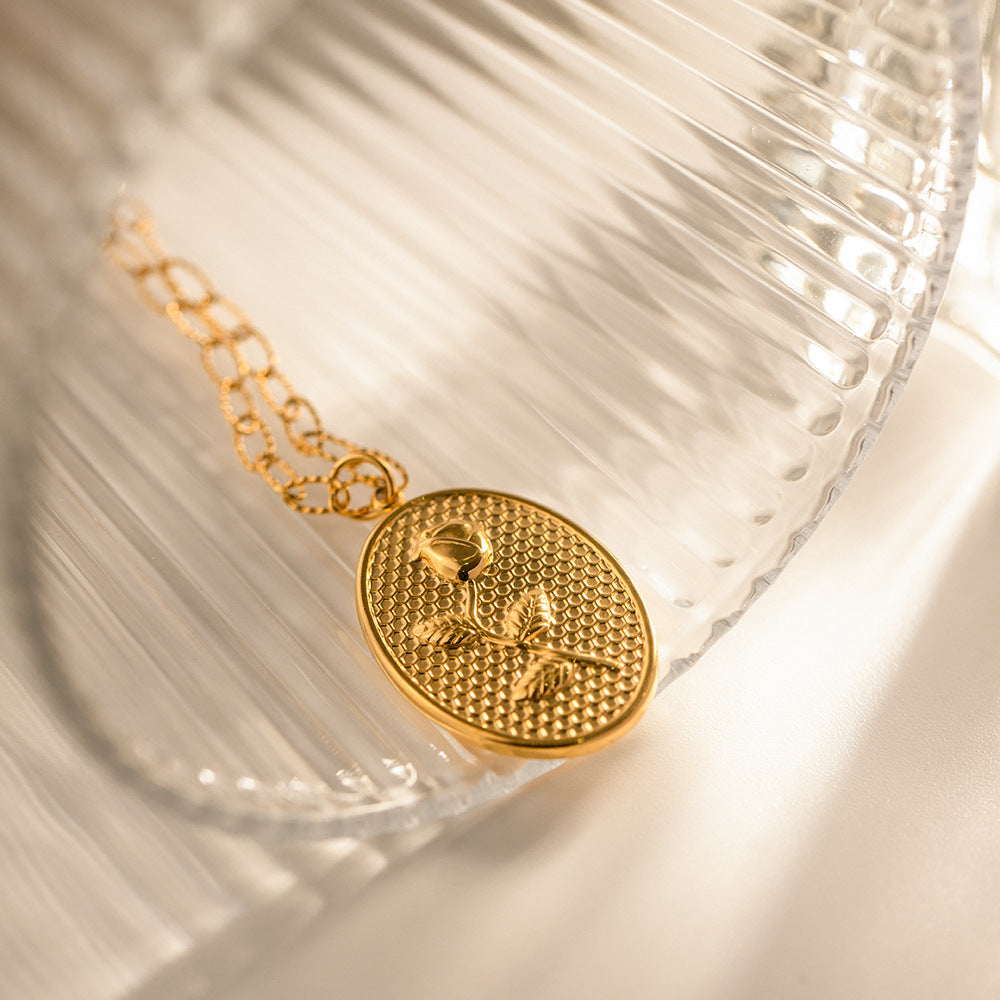 Collar con grabado de rosa - Dressygt