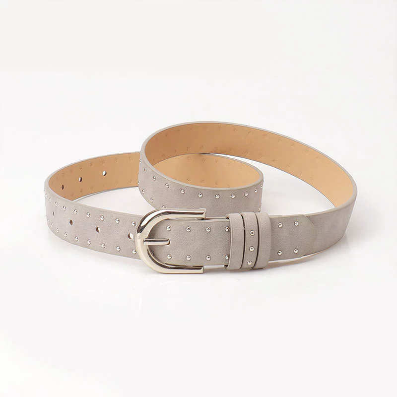 Cinturón con decoraciones plateadas