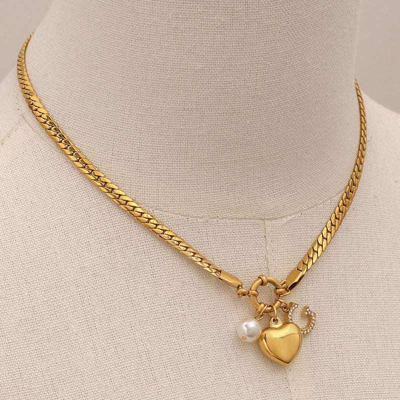 Collar de corazón con la letra G