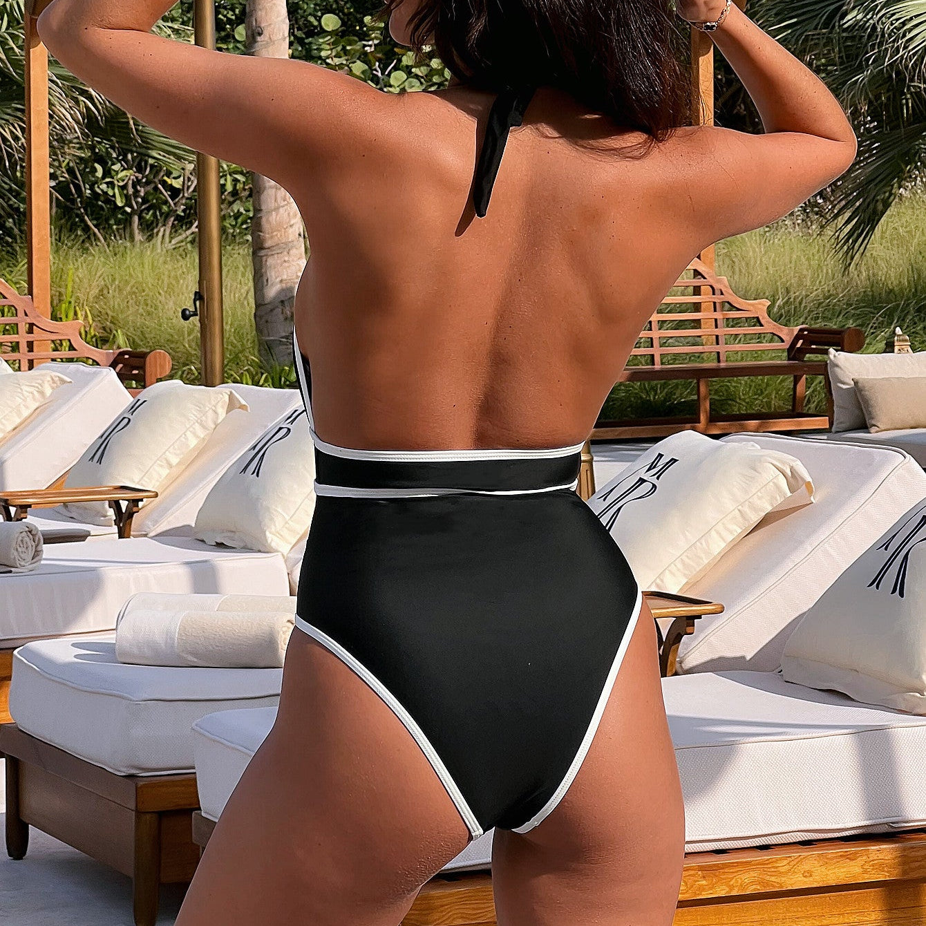 Traje de baño con escote blanco y negro