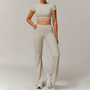 Conjunto deportivo flare con crop top manga corta - Dressygt