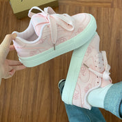 Tenis con bordado de Hello Kitty