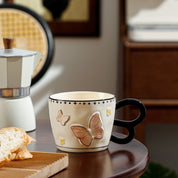 Taza de cerámica con mariposas