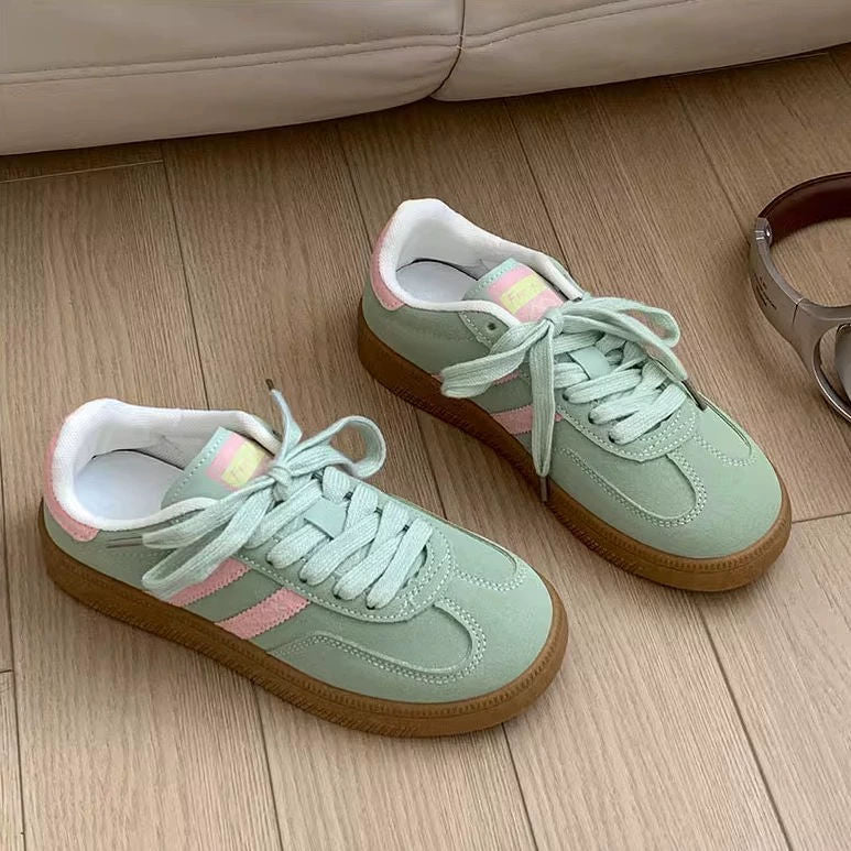 Sneakers casuales con líneas