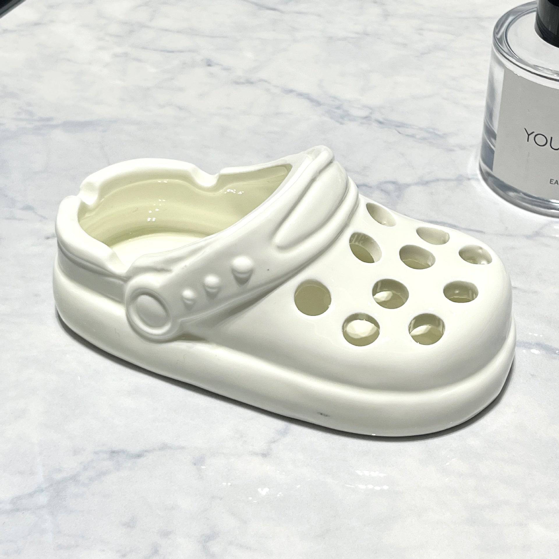 Cenicero con diseño de crocs - Dressygt