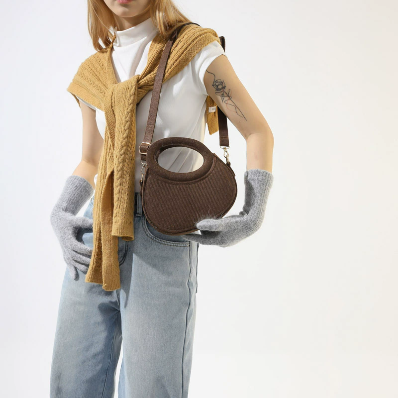 Bolso circular de fieltro