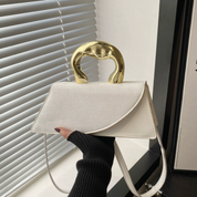 Bolso con agarrador dorado