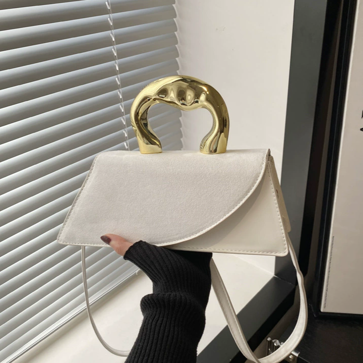 Bolso con agarrador dorado