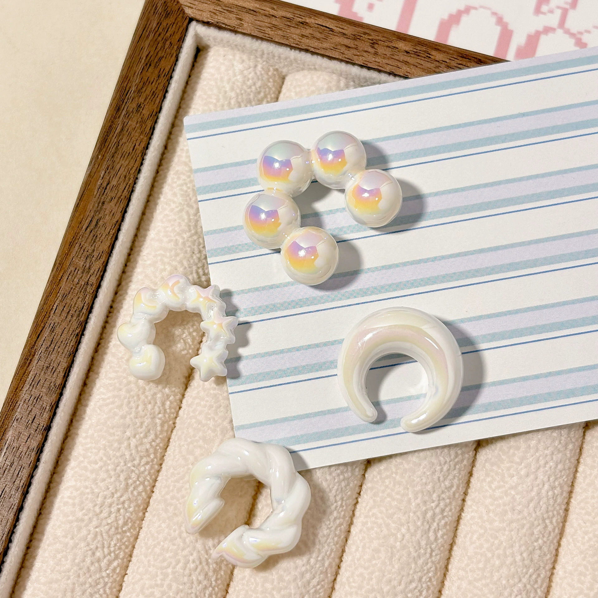 Set de ear cuffs acrílicos