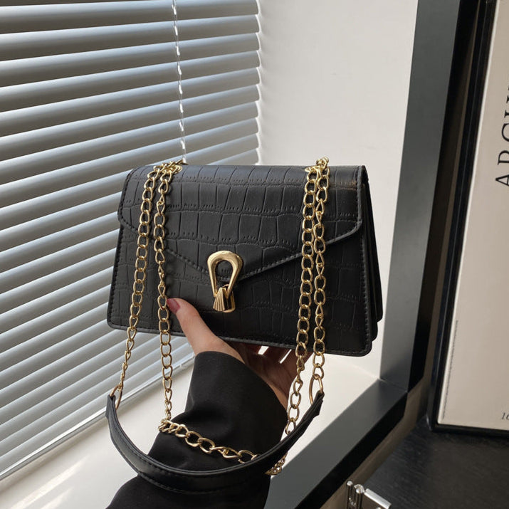 Mini bolso con detalles dorados