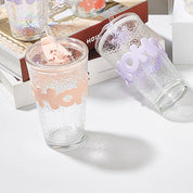 Vaso de vidrio con letras en relieve