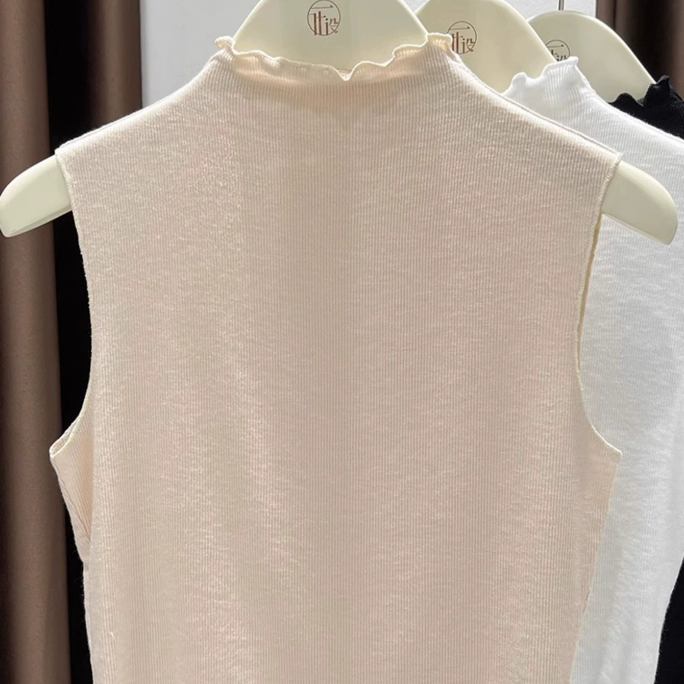 Top sin mangas con olanes