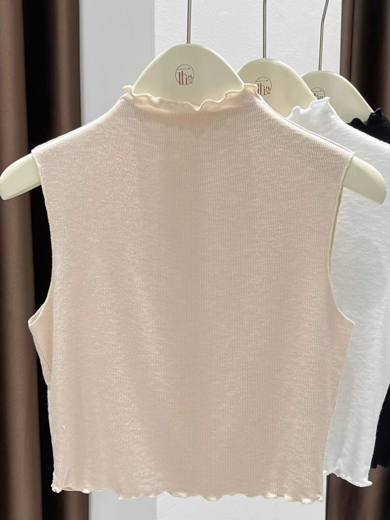 Top sin mangas con olanes - Dressygt