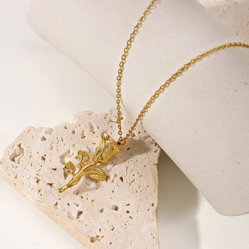 Collar con dije de rosa