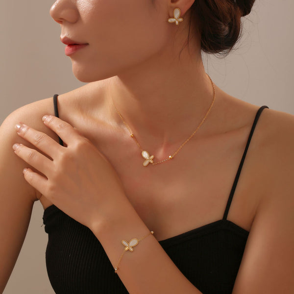 Collar con diseño de mariposa