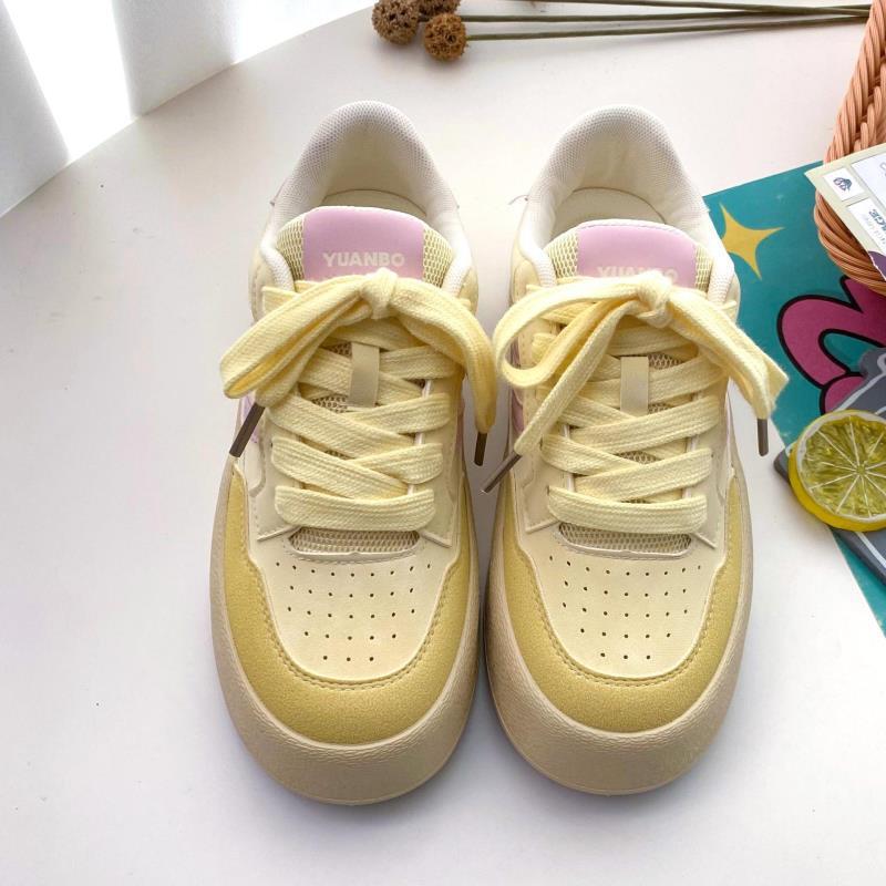 Tenis casuales con líneas