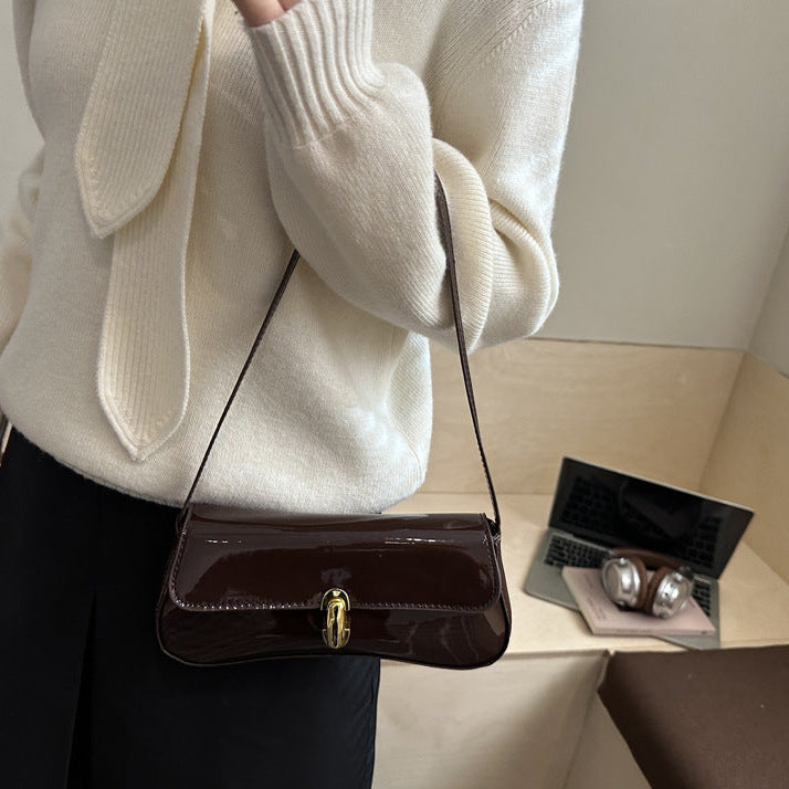 Bolsa de hombro efecto charol