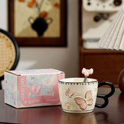 Taza de cerámica con mariposas