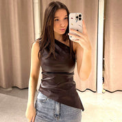Blusa asimétrica estilo cuerina