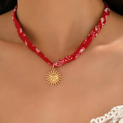 Collar choker con pañuelo rojo y dije sol dorado - Dressygt
