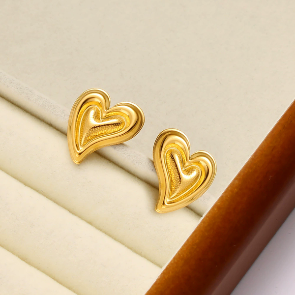 Aretes dorados de corazón