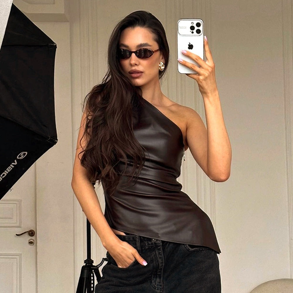 Blusa asimétrica estilo cuerina