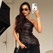 Blusa asimétrica estilo cuerina