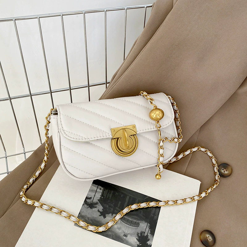 Mini bolso con cadena dorada