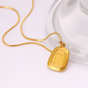 Collar con dije cuadrado