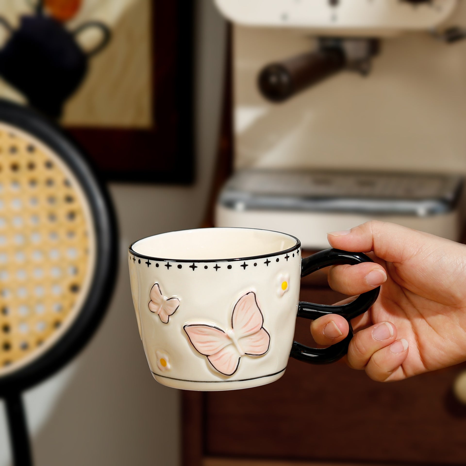 Taza de cerámica con mariposas
