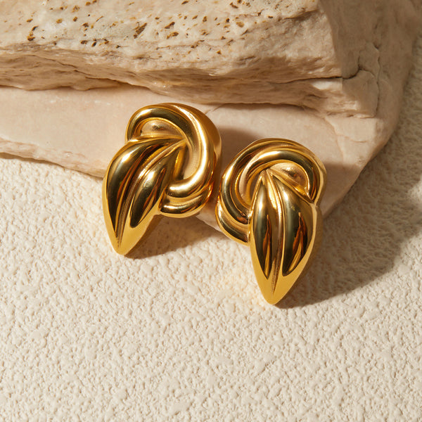 Aretes dorados con diseño de nudo