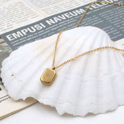 Collar con dije cuadrado