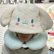 Almohada de viaje con capucha de peluche