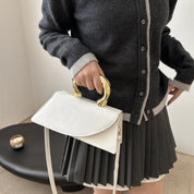 Bolso con agarrador dorado