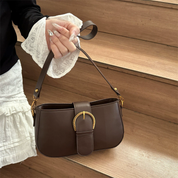 Cartera con hebilla grande