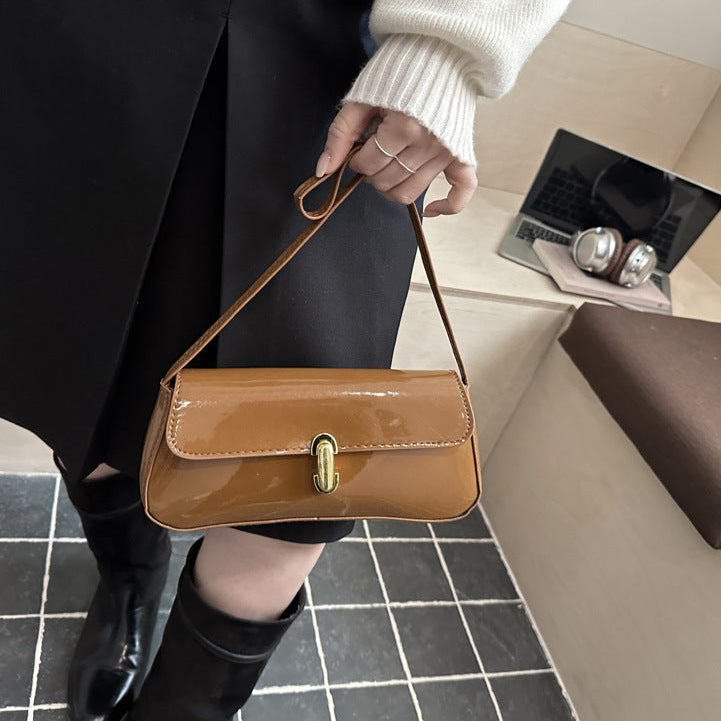 Bolsa de hombro efecto charol