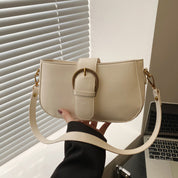 Cartera con hebilla grande