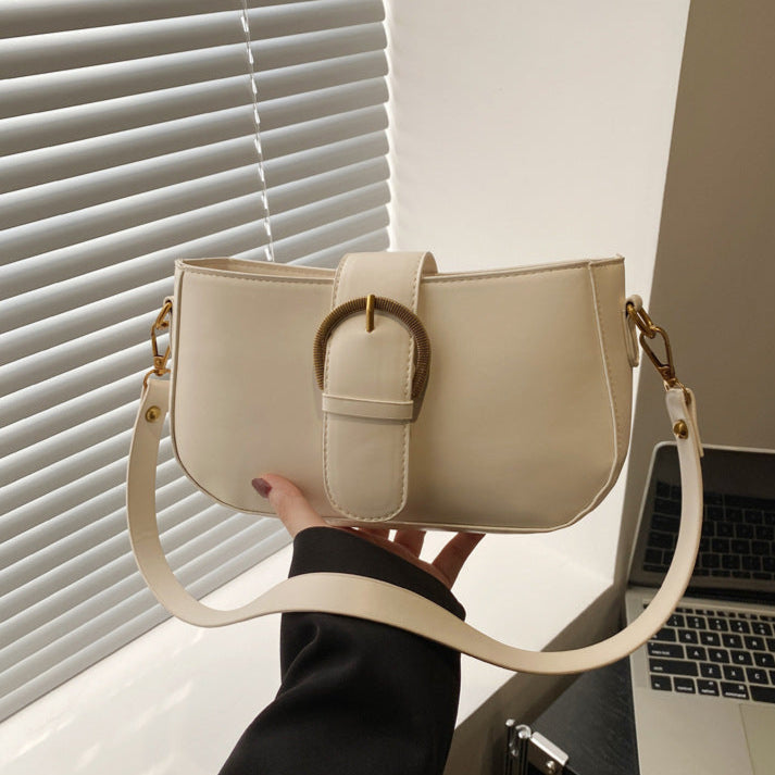 Cartera con hebilla grande
