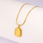 Collar con dije cuadrado