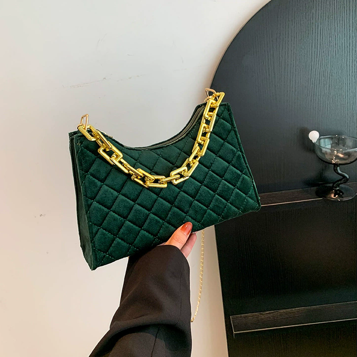 Bolso de terciopelo con cadena