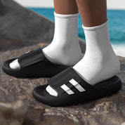 Sandalias tipo slide con líneas